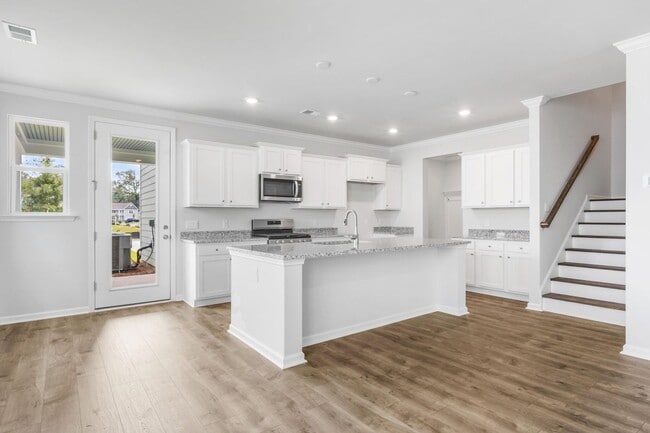 Building Photo - Move-In Ready Home with Luxury Finishes & Prime Location!