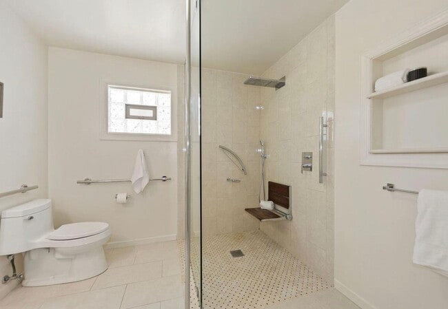 Building Photo - Cute 2 bed + 1 Bath SF House with 1 car ga...