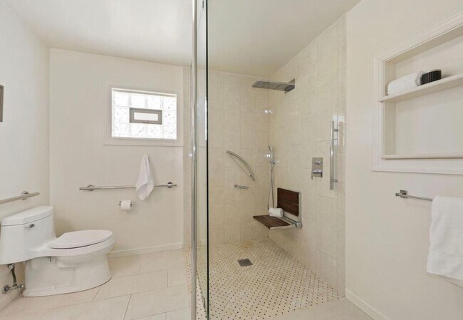 Building Photo - Cute 2 bed + 2 Bath SF House with 1 car ga...