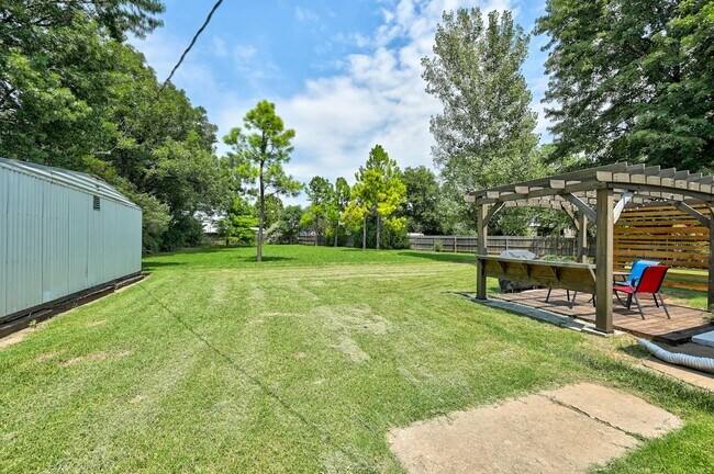 Building Photo - Updated 2 Bed+Study , 1 Bath HUGE Backyard Near Shops & Dining