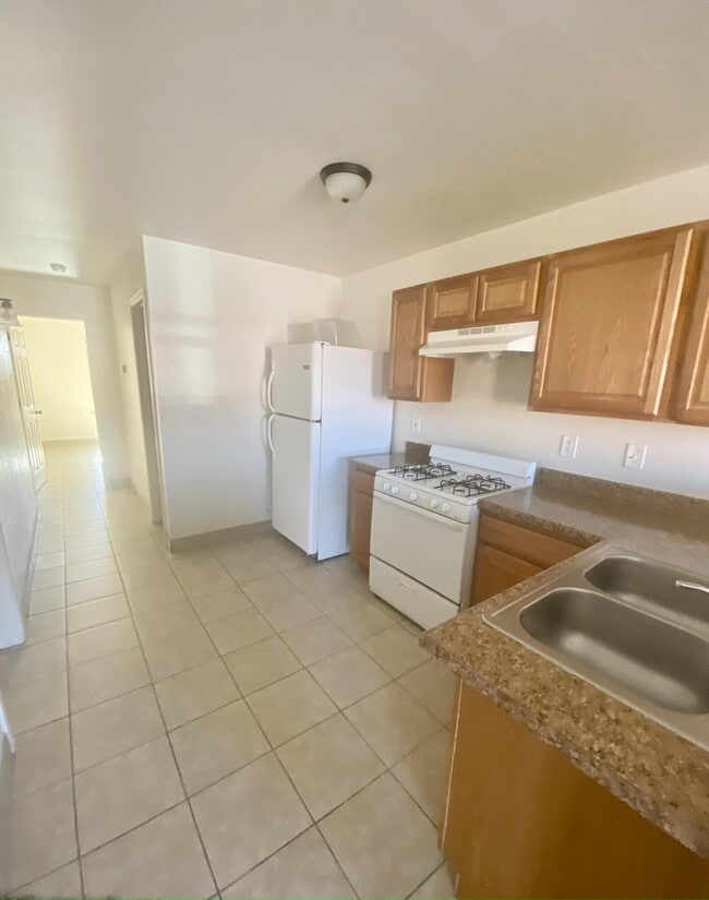 Building Photo - 3328 Lincoln Ave