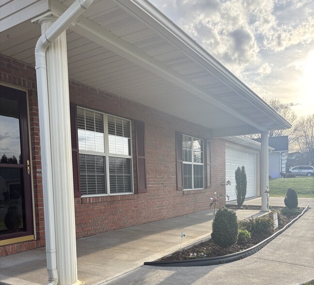 Building Photo - 1617 Country Meadows Dr