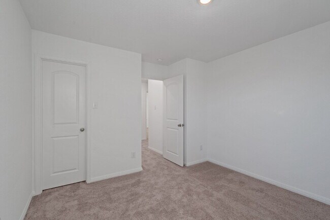 Building Photo - Step into a roomy Elgin residence designed for easy living and everyday convenience.