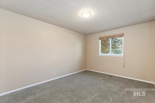 Building Photo - Updated Kuna Home with Private Backyard