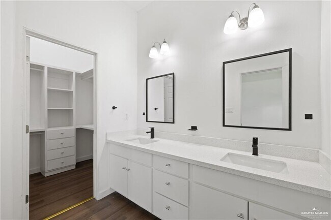 Building Photo - 17 E Santorini Dr