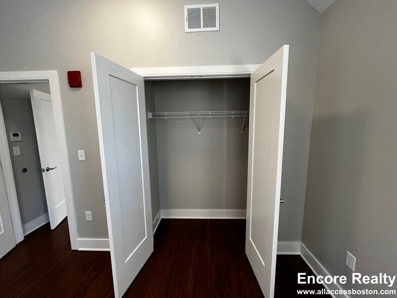 Building Photo - 390 Harvard St