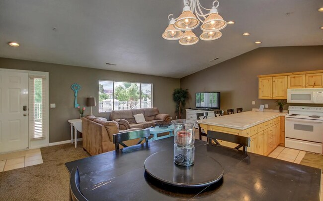 Building Photo - Enjoy Year-Round Resort Living in This Beautiful Condo!