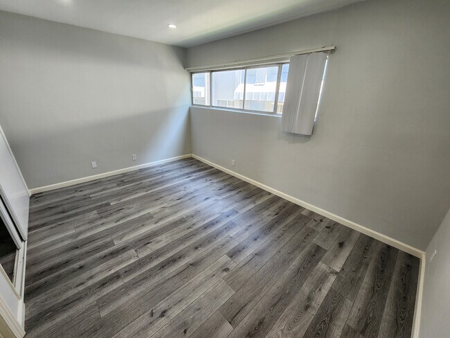 Building Photo - 12744 Moorpark St