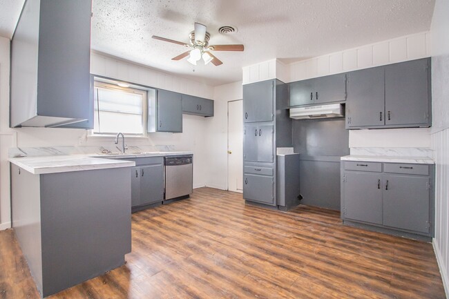 Building Photo - Central Lubbock  2 Bed 2 Bath Home