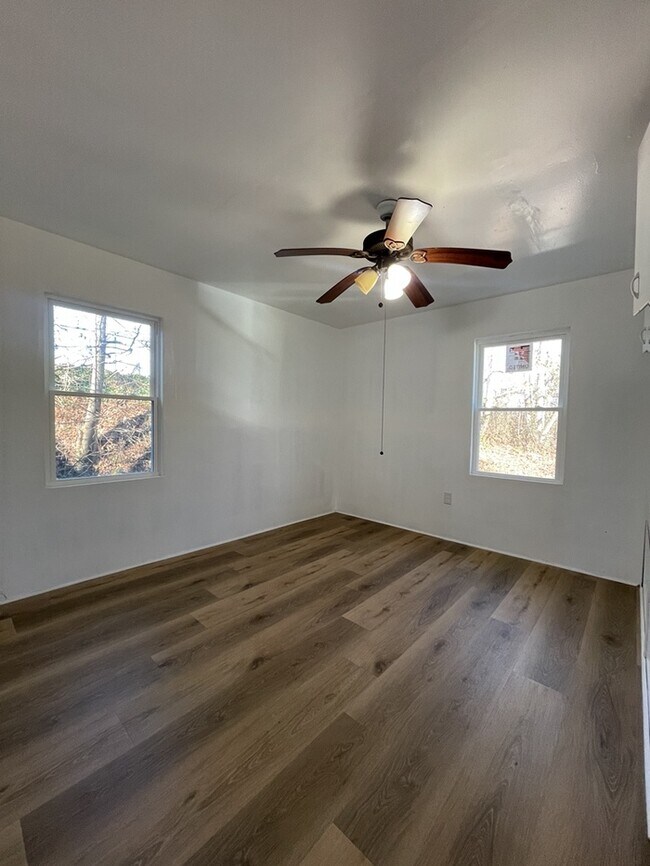 Building Photo - 220 Baker Cir