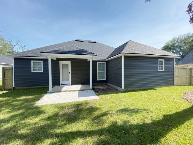 Building Photo - Elegant & Spacious 3BD/2BA Home in Hahira ...