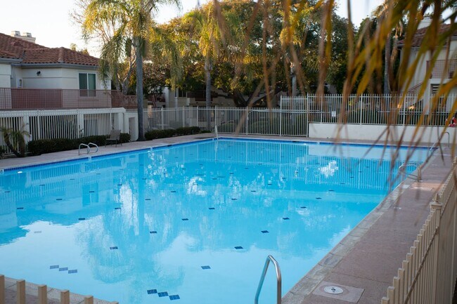 Building Photo - Upper Level 3 Bedroom, 2 Bath Condo!