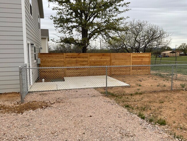 Building Photo - COMING SOON!!!!! Beautiful 2 Bedroom, 1.5 Bath Duplex in Kingsland, TX.
