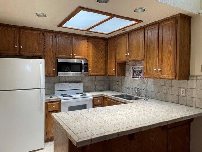 Building Photo - Spacious 3 bedroom home for rent