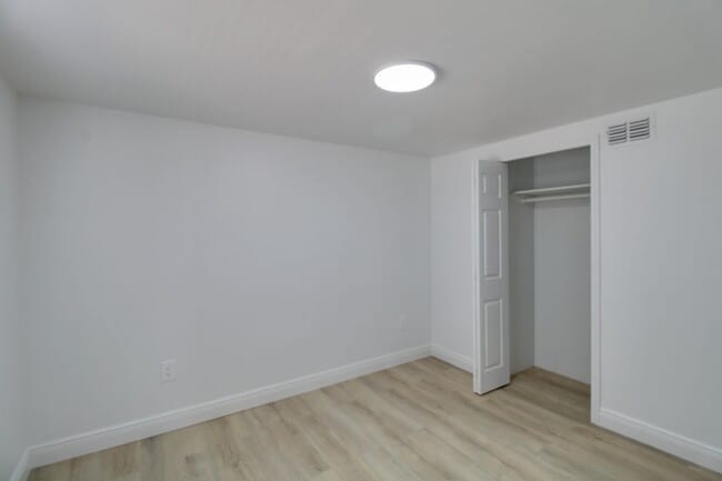 Building Photo - 236 N Oleander Ave