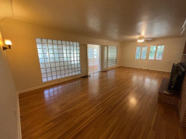 Building Photo - Retro 50's style home all on one level in ...