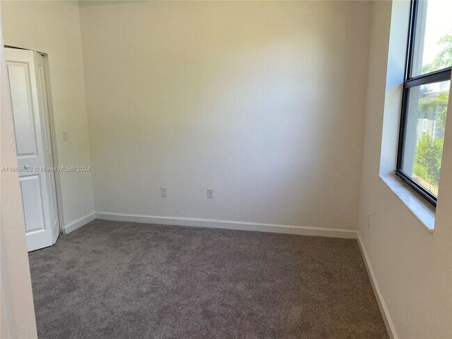 Building Photo - 320 NE 208th Terrace