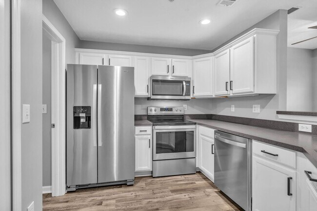 Building Photo - Move-in Ready Townhome in heart of Spring Hill