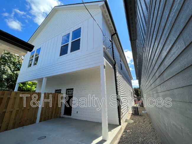 Building Photo - 930 Woodlawn Ave