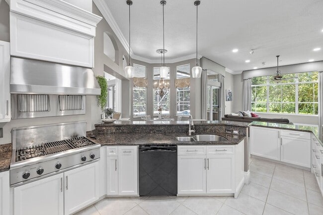 Building Photo - 856 Forest Glen Ln