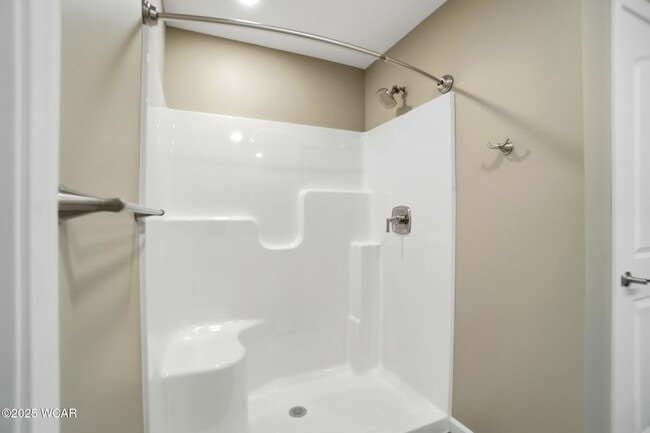 Building Photo - 2888 Lake Cir Dr