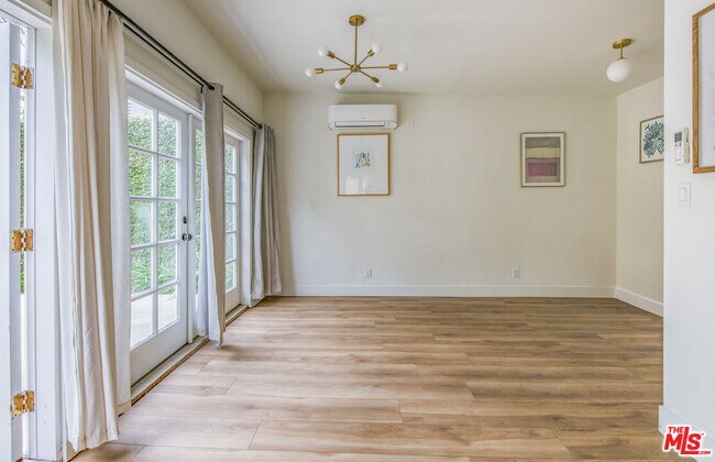 Building Photo - 807 N Stanley Ave