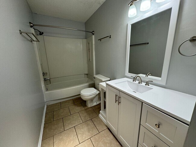 Building Photo - 2810 Villa Woods Cir