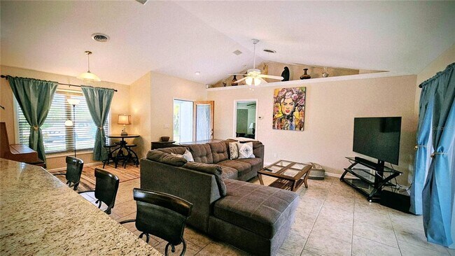 Building Photo - 881 Bayshore Dr