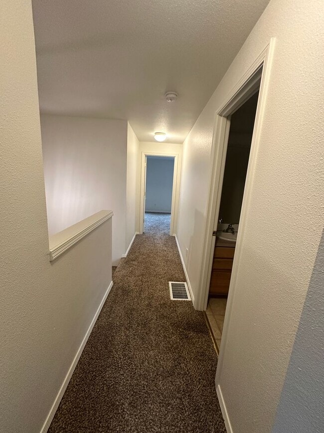 Building Photo - Convenient Beaverton Townhome!