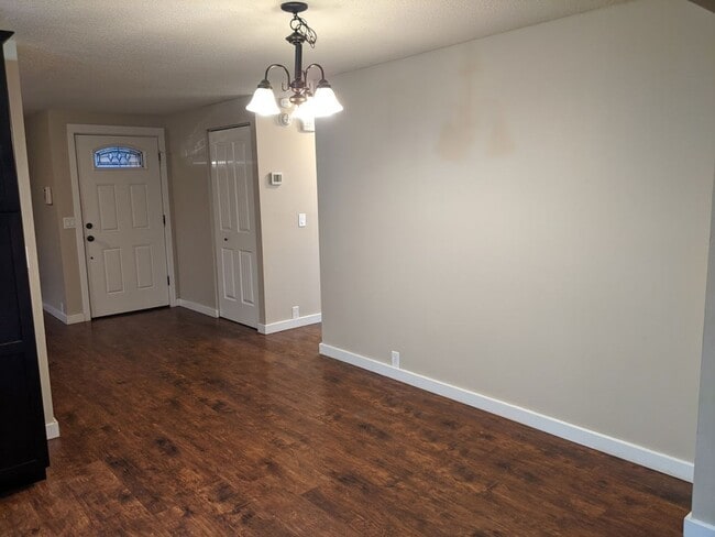 Building Photo - Updated 3bd/2bth Home with Solid Surface F...