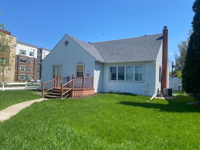 Building Photo - 5 Bedroom Across from NDSU!!