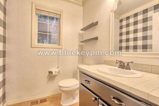 Building Photo - 5 Bed, 2.5 Baths Luxury Home in Murrayhill Near Cooper Mtn Parks