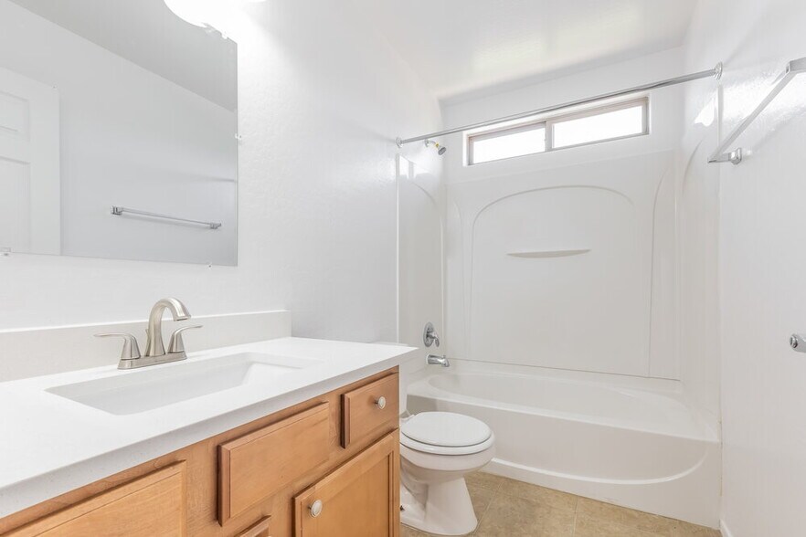 Building Photo - 2026 S Swan Dr