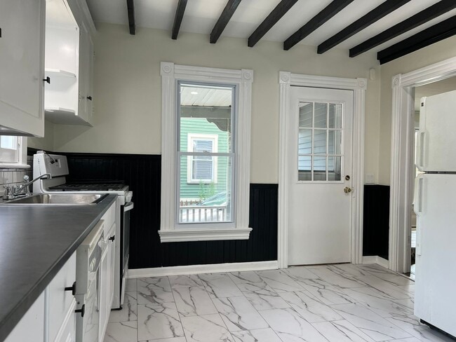 Building Photo - Single Family Home - Available - Will not ...