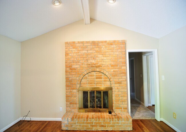 Building Photo - Large home with a pool.