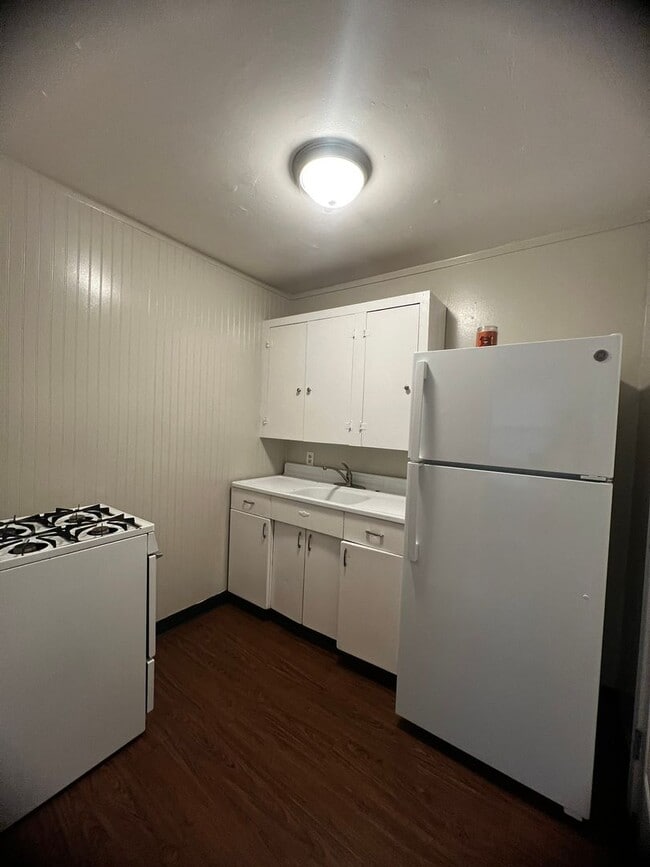 Building Photo - 423 N Gem St