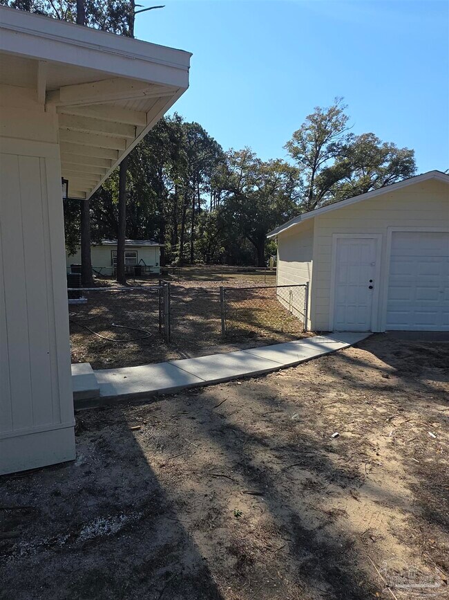 Building Photo - 207 Hart Dr