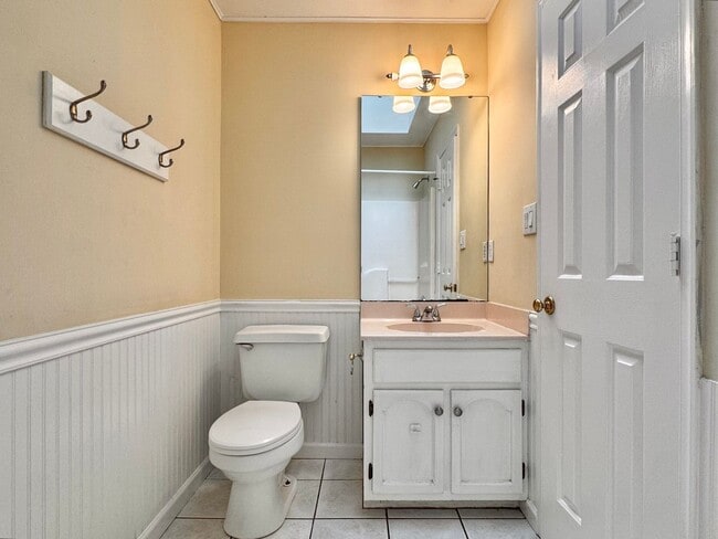 Building Photo - Briarwood Townhome close to NGIC and Hollymead Town Center!