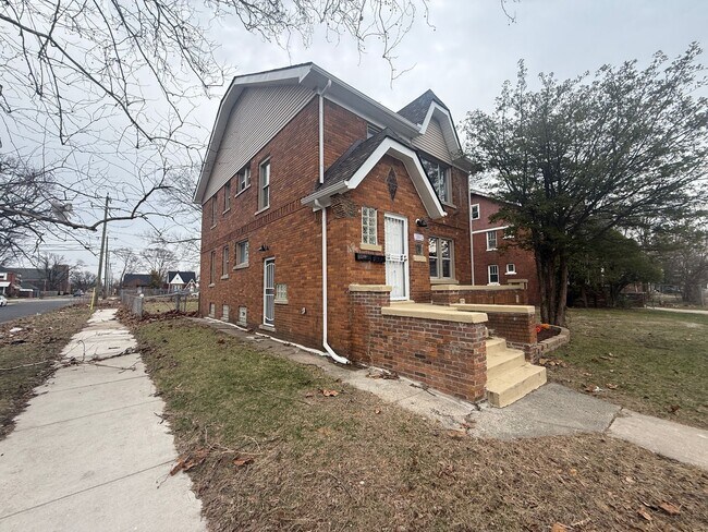 Building Photo - 15512 Mendota St