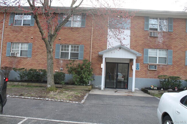Building Photo - 303 Barclay Manor