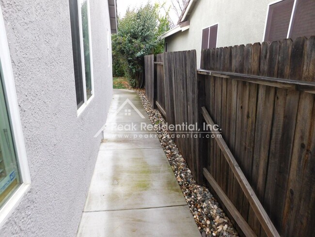 Building Photo - Wonderful 3bd/2ba Elk Grove Home with 2 Ca...