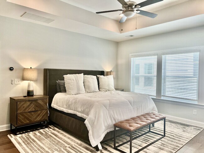 Building Photo - LUXURY TOWNHOME near Southend