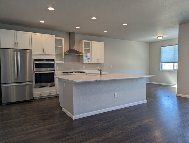 Building Photo - COMING SOON FIRST WEEK OF JUNE! Super SW Longmont location!