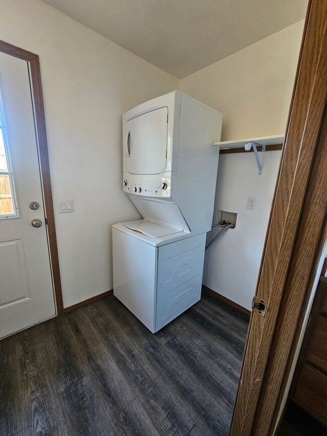 Building Photo - Great deal on this SPACIOUS 2bdr PET FRIEN...