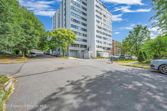 Building Photo - 550 Clay Ave