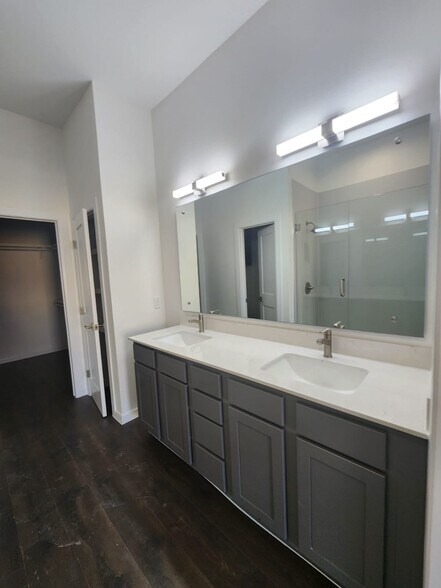 Building Photo - 2716 Kerria Ave