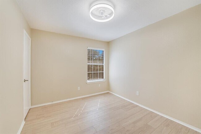 Building Photo - 6808 Luckenbach Ln