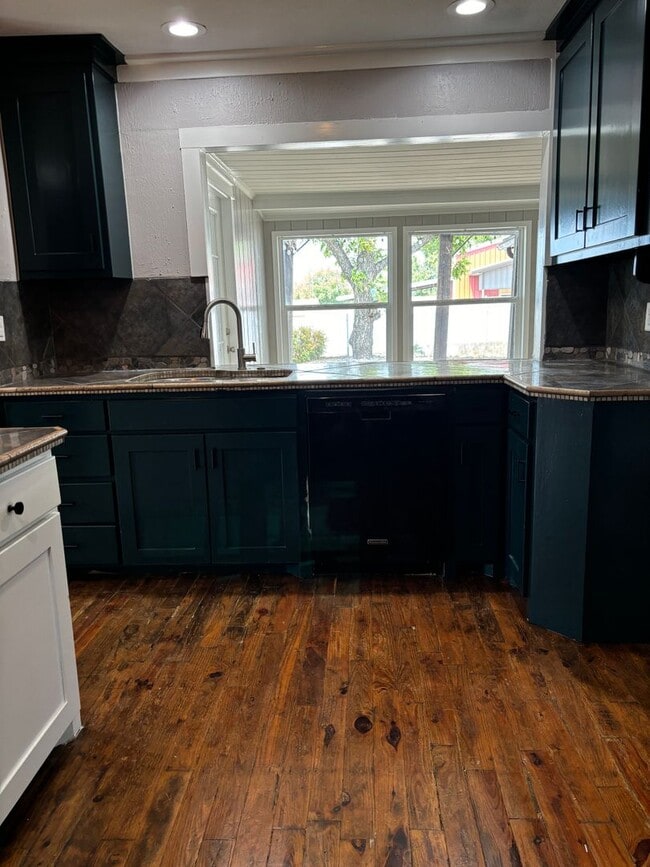 Building Photo - 1 Month Free Rent!! FarmHouse with Room for Everyone