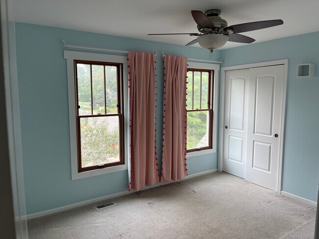 Building Photo - 889 E Stonebridge Ct
