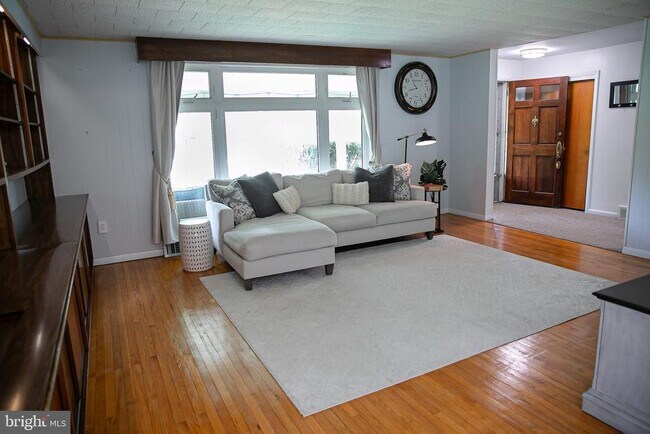 Building Photo - 1395 Varnum Dr
